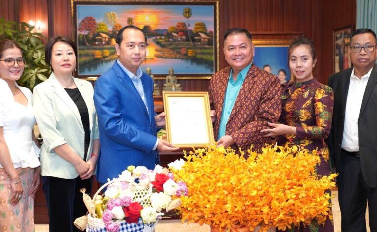 លោកបណ្ឌិត ភីតថឺ លី បានឧបត្ថម្ភអង្ករចំនួន១២តោនដល់ក្រសួងព័ត៌មាន