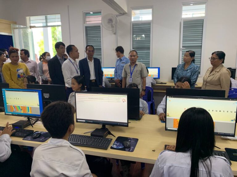 បញ្ជ្រាបការអប់រំឌីជីថលដល់សិស្សានុសិស្សនៃអនុវិទ្យាល័យហ៊ុនសែនពោធិតុង