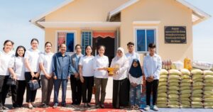 លោកជំទាវបណ្ឌិត ពេជ្រ ចន្ទមុន្នីហ៊ុនម៉ាណែត អញ្ជើញប្រគល់ផ្ទះថ្មី ជូនដល់ក្រុមគ្រួសាររបស់វីរកងទ័ពក្នុងខេត្តក្រចេះ ក្រោយពលីក្នុងបុព្វហេតុការពារបូរណភាពទឹកដី កាលពីពេលថ្មីៗកន្លងទៅនេះ