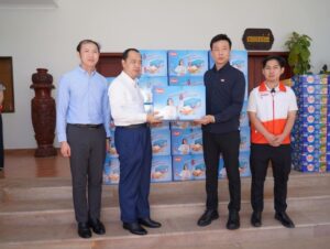 ក្រុមហ៊ុនមីដាស ផ្តល់ជំនួយជានំមីដាស ចំនួន ១៤០កេស ដល់ក្រសួងព័ត៌មាន ដើម្បីចែកដល់កុមារនៅក្នុងជំរំជនភៀសសឹក ដែលតាមគ្រួសារមកពីតំបន់រងគ្រោះដោយ សារយោធាថៃទម្លាក់គ្រាប់បែក និង ប្លោងចូលភូមិ ស្រុក ប្រជាពលរដ្ឋស៊ីវិលស្លូតត្រង់