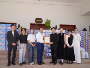 ក្នុងស្មារតី«ខ្មែរជួយខ្មែរ»ការទ្រទ្រង់ដល់សមរភូមិមុខ គឺជាកម្លាំងចលករមួយដ៏សំខាន់សម្រាប់ការប្រយុទ្ធតតាំងប្រឆាំងនឹងការឈ្លានពានទឹកដីកម្ពុជា ពីយោធាថៃ, មានសប្បុរសជនជាច្រើនបានចូលរួមជាមួយក្រសួងព័ត៌មាន ដើម្បីផ្តល់ជូនដល់សមរភូមិមុខ និងប្រជាពលរដ្ឋភៀសសឹក