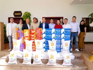 ក្រុមហ៊ុនអូប៊ីអូអរ៉ូយ៉ាល់ខនស្ត្រាក់សិនគ្រុបឯ.ក បាននាំយកអំណោយជាច្រើនមុខជូនរដ្ឋមន្ត្រីក្រសួងព័ត៌មាន